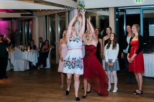 brautstrausswurf auf hochzeit in nienburg weser