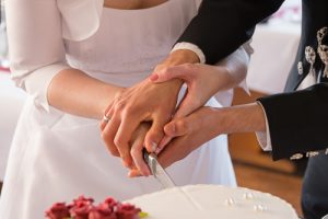 tortenanschnitt auf hochzeit mit dj harz